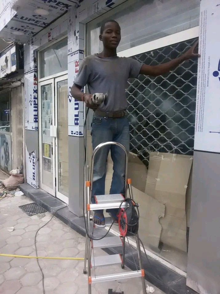 Pose de baie vitrée et grille métallique — ZINGUILA MULTI SERVICES